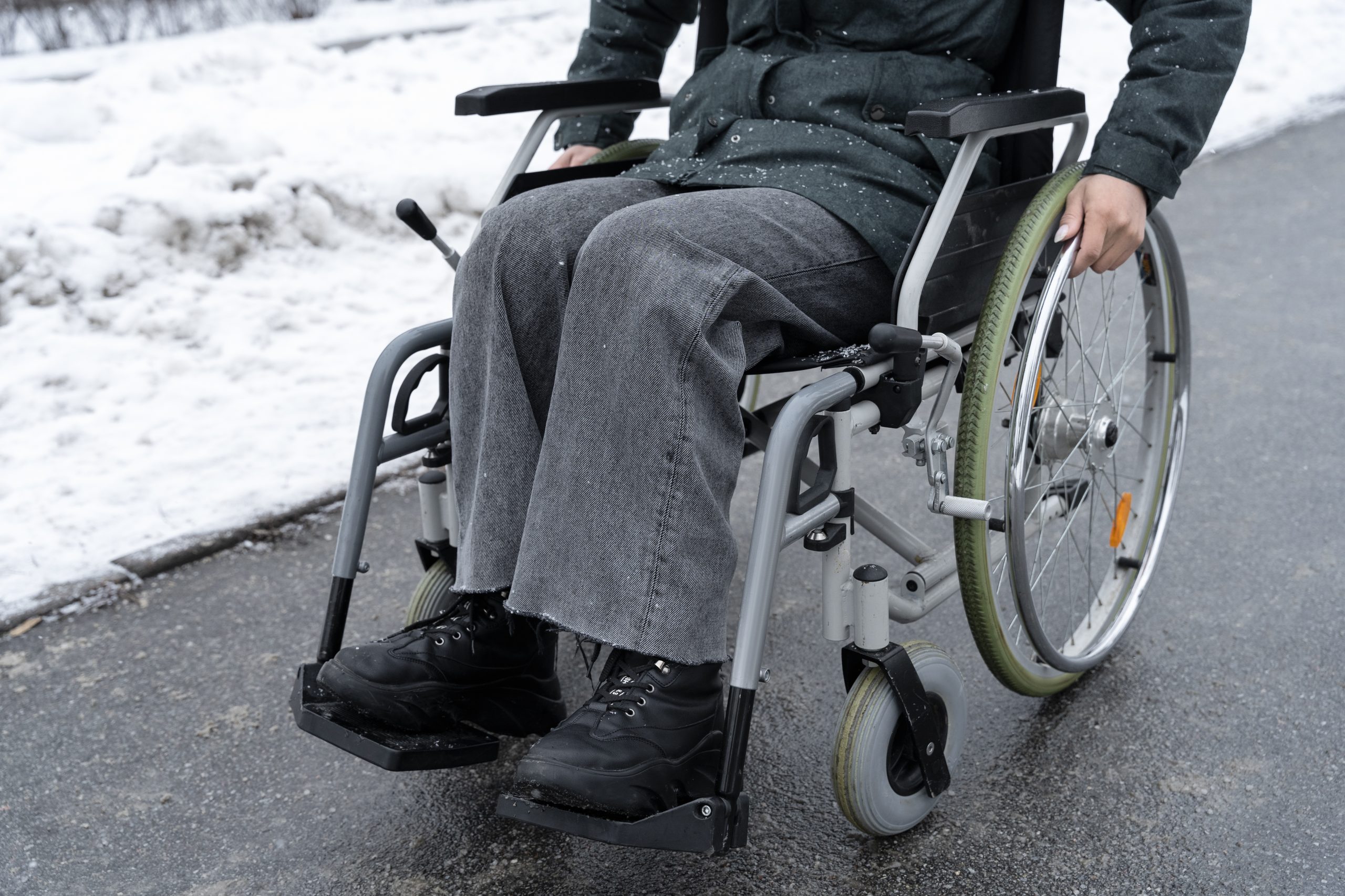 Personne en fauteuil roulant sur la chaussée