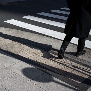 Personne circulant sur un passage piéton